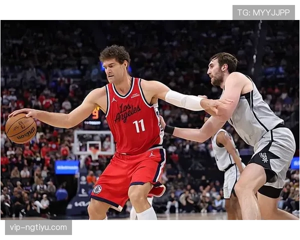 布鲁克·洛佩斯内线挡拆提升中投效率显著拉开防守空间